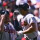 Olson, Holmes ayudan a Bravos a llevarse la serie en Anaheim antes de volver a casa 