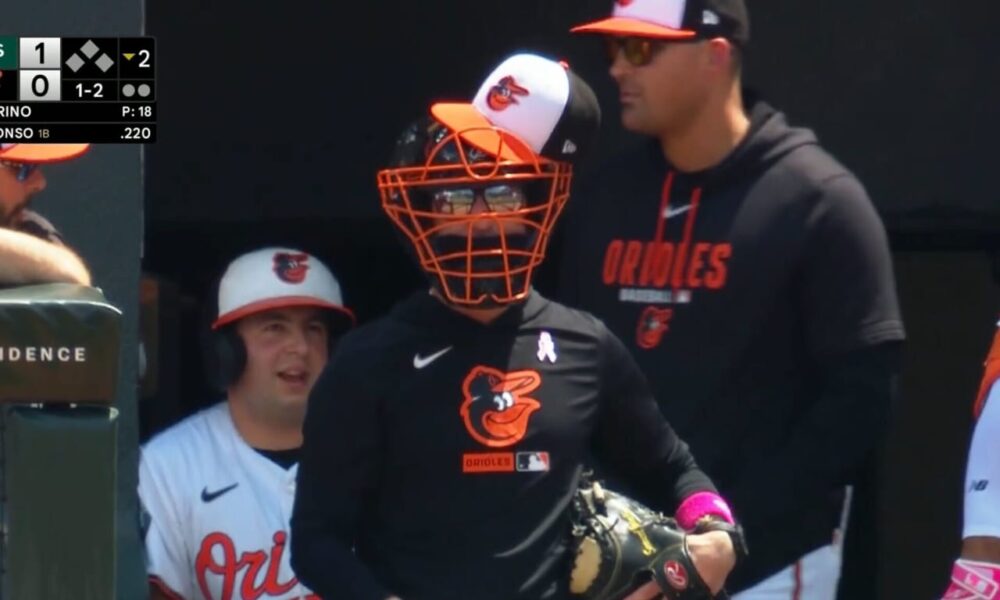 ¿Por qué este manager está usando equipo de receptor en el dugout?