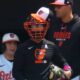 ¿Por qué este manager está usando equipo de receptor en el dugout?