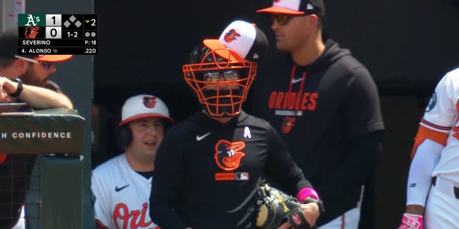 ¿Por qué este manager está usando equipo de receptor en el dugout? ¿Por qué este manager está usando equipo de receptor en el dugout?