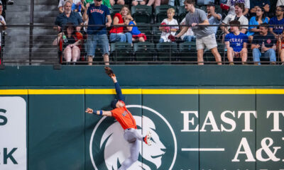 Trueno tempranero y un robo de HR elevan a Astros vs. Rangers