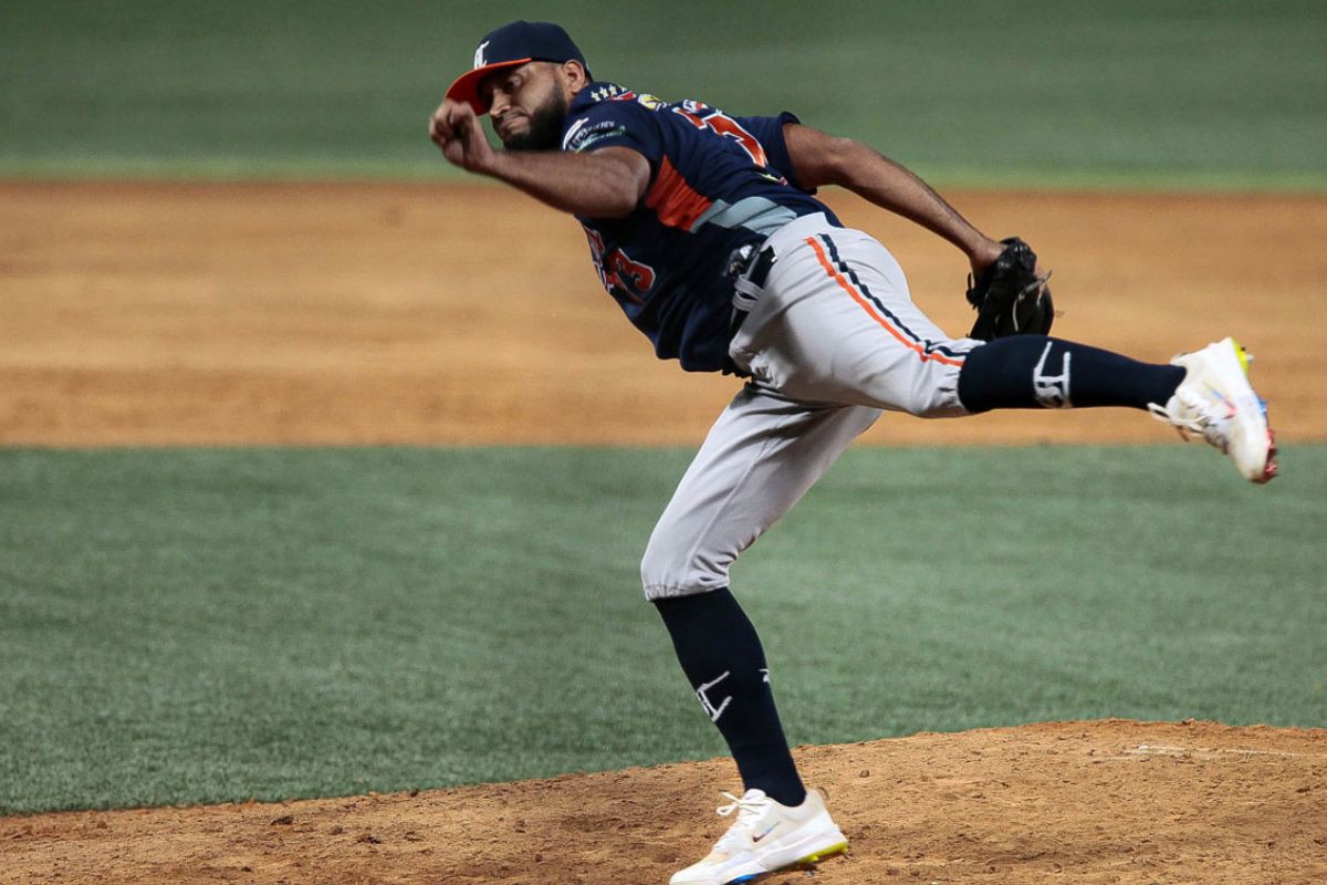 Liarvis Breto gana un juego importante para Caribes y anota su nombre en la historia de la franquicia