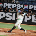 La increíble racha de Juan Santana: De .171 a .300 en un mes y no para de batear La increíble racha de Juan Santana: De .171 a .300 en un mes y no para de batear