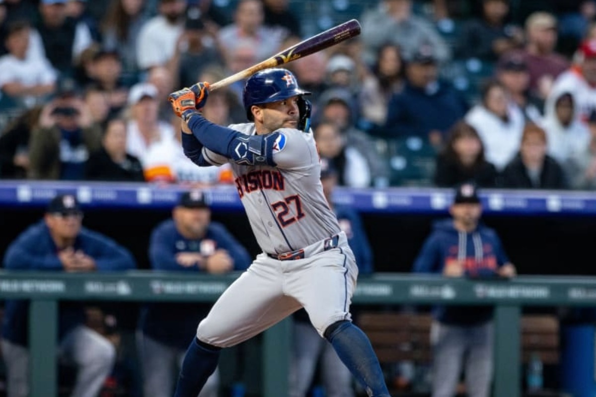 José Altuve triplica y supera los 2.400 hits con su renovado enfoque: «No intento batear cualquier cosa»