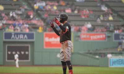 Mellizos resisten la lluvia y remontan para barrer en Fenway por 1ra vez desde 1994