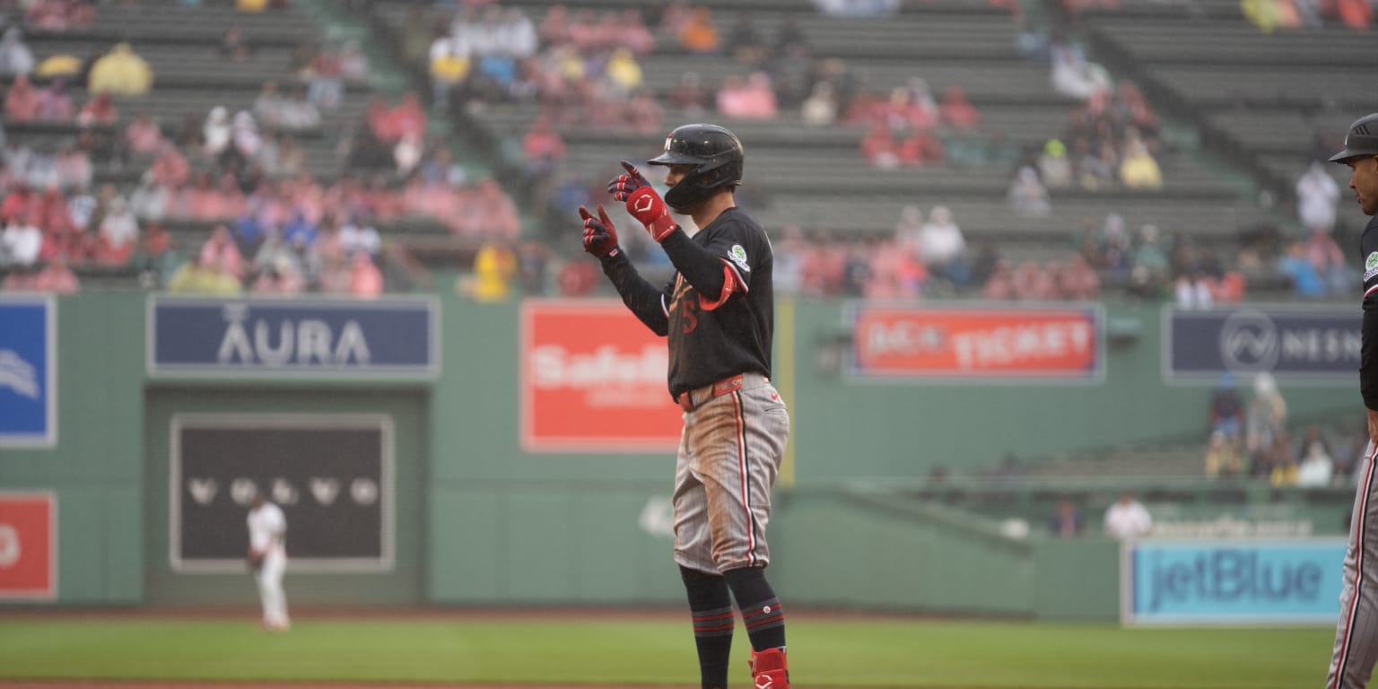 Mellizos resisten la lluvia y remontan para barrer en Fenway por 1ra vez desde 1994