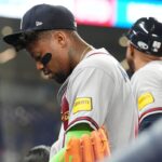 Acuña abandona el partido como medida preventiva tras dolor en un pulgar