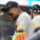 Acuña abandona el partido como medida preventiva tras dolor en un pulgar Acuña abandona el partido como medida preventiva tras dolor en un pulgar