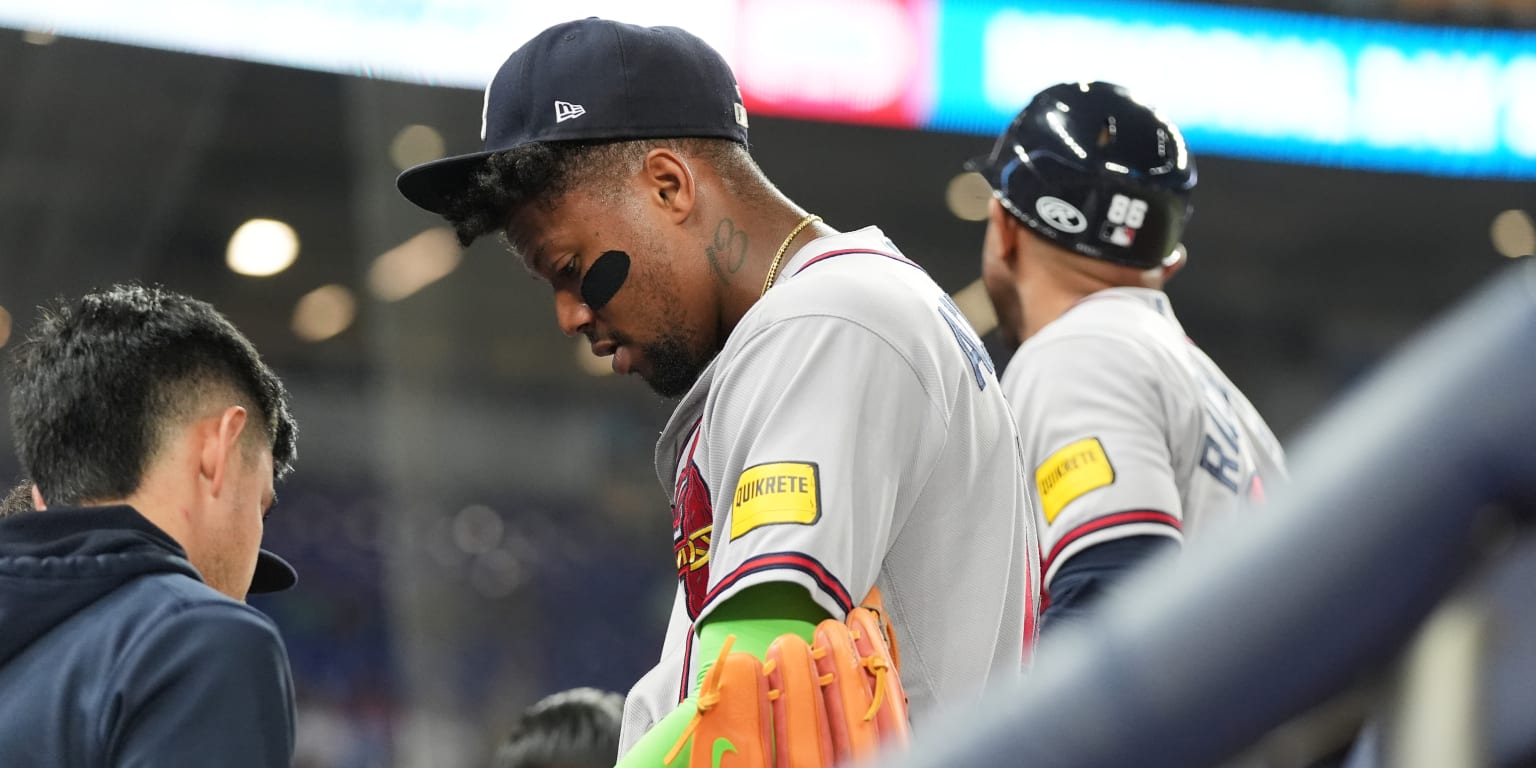 Acuña abandona el partido como medida preventiva tras dolor en un pulgar