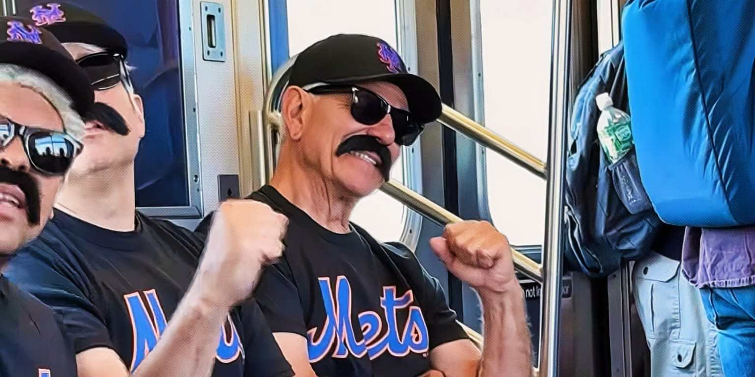 Bobby Valentine revive su icónico disfraz y viaja en tren al juego de los Mets