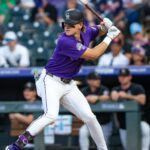Carrigg pega triple en su debut para aportar al triunfo de Rockies vs. Cachorros