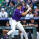 Carrigg pega triple en su debut para aportar al triunfo de Rockies vs. Cachorros
