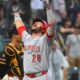 A un strike de perder, Suárez se viste de héroe con jonrón de tres carreras vs. Piratas