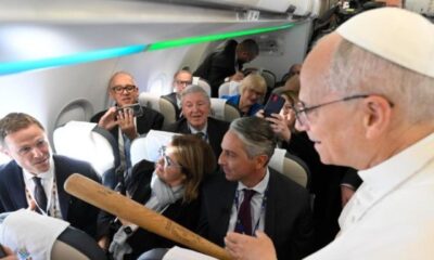 ¡Santo regalo! El Papa recibe un bate histórico de los Medias Blancas