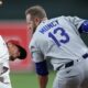 Muncy y Vargas evitan lesiones graves tras fuerte colisión en la inicial Muncy y Vargas evitan lesiones graves tras fuerte colisión en la inicial