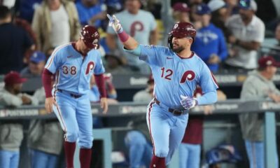 Schwarber conecta dos jonrones y mantiene a Phillies con vida