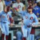 Schwarber conecta dos jonrones y mantiene a Phillies con vida