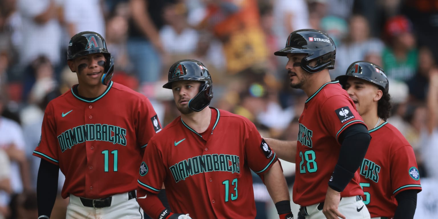 Los bates de Vargas, Tawa impulsan remontada de D-backs vs. Padres en CDMX