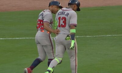 Acuña sale del juego por aparente lesión en la corva al correr hacia 1B