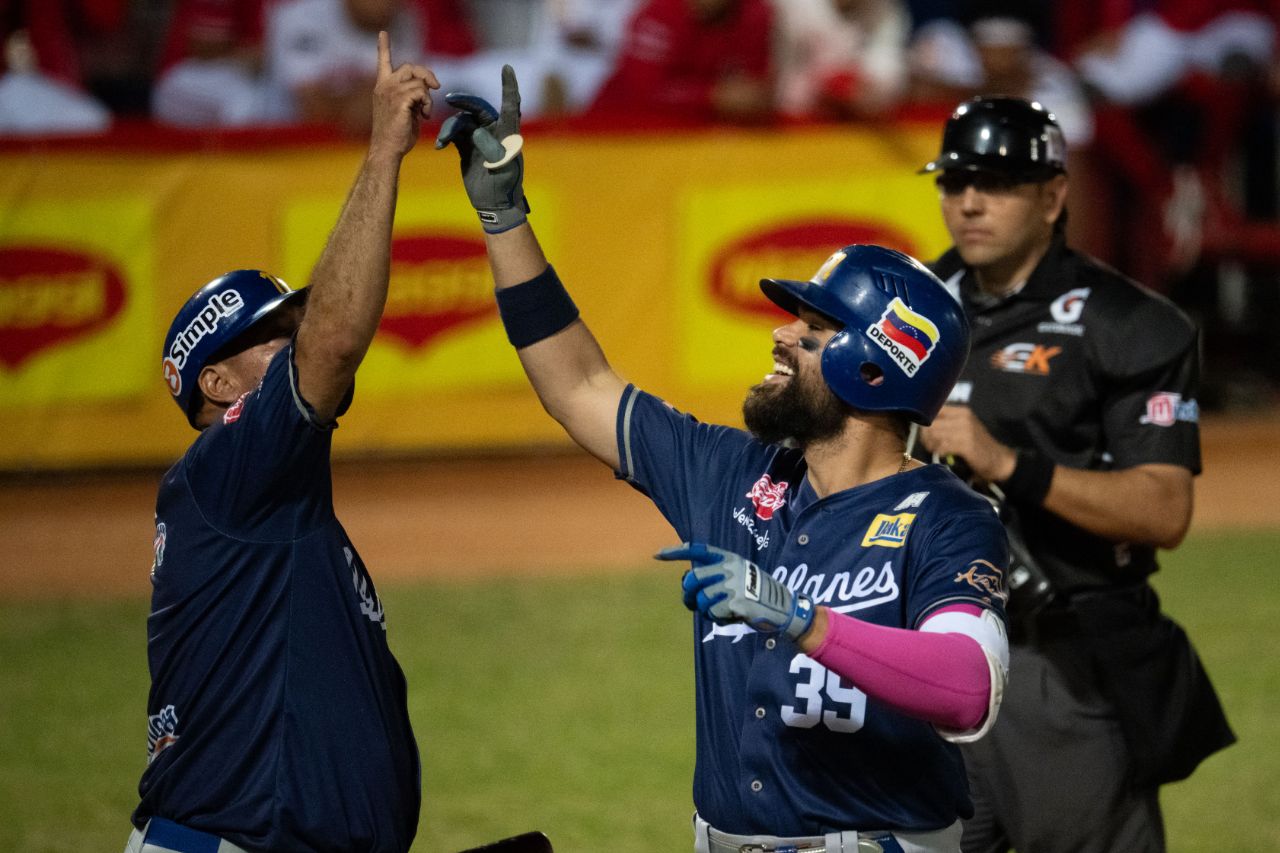 Renato Núnez sacude 3 jonrones para entrar en un exclusivo club y guiar la ofensiva del Magallanes