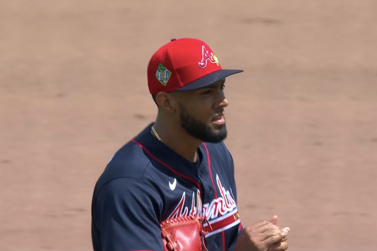 Robert Suárez lanza 100 millas en su estreno con los Bravos y poncha al MVP del Clásico Mundial