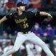 Cruz la bota, Ashcraft domina y Piratas remontan ante Rangers