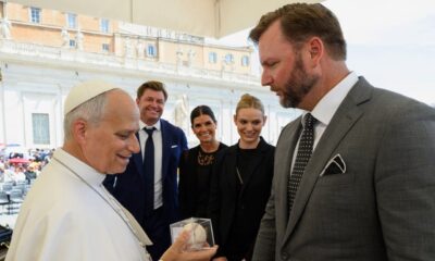 21 años después, Pierzynski le regala al Papa la bola del J1 de la Serie Mundial del 2005