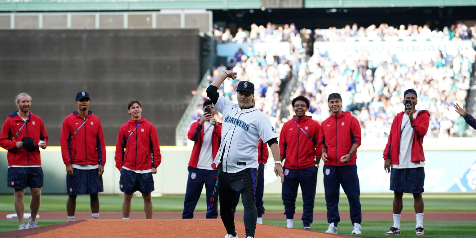 Pochettino, DT de la selección de EEUU, lanzó un STRIKE en el juego de Seattle Pochettino, DT de la selección de EEUU, lanzó un STRIKE en el juego de Seattle