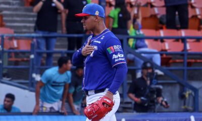 Edgardo Henríquez salva y vacía las bancas tras el último out en el Universitario