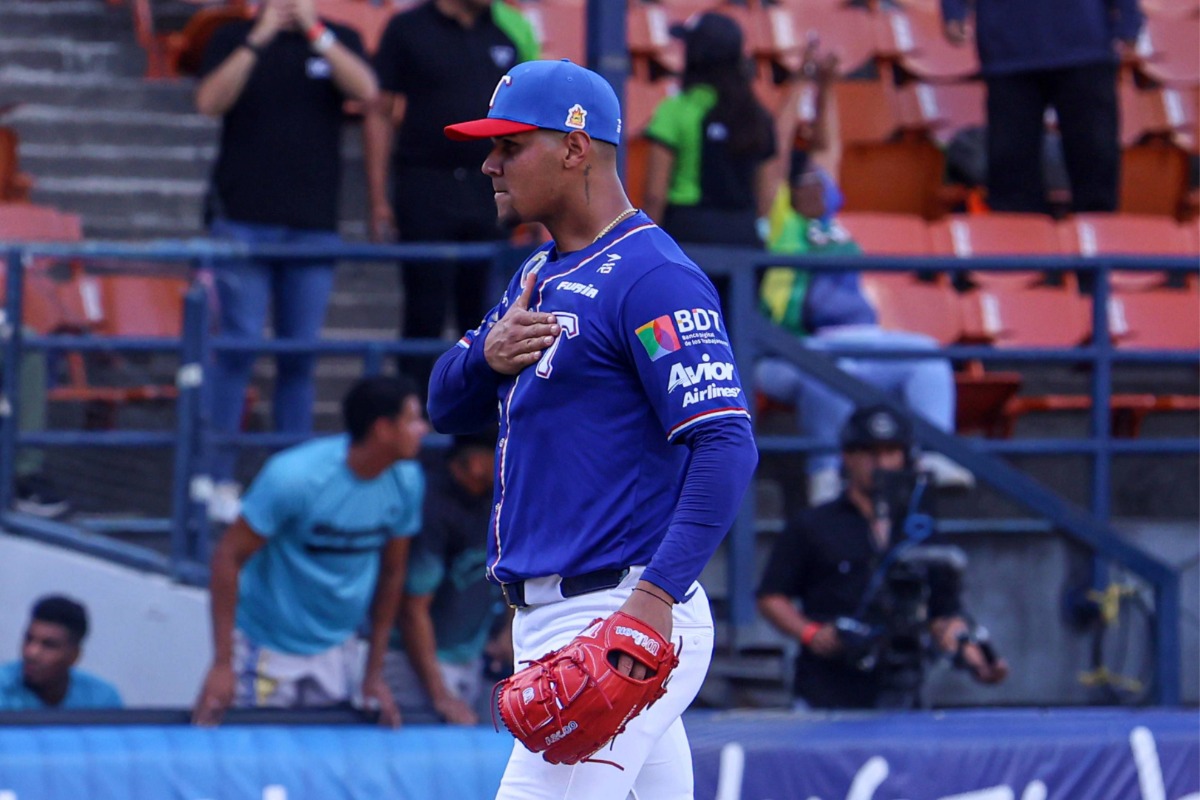 Edgardo Henríquez salva y vacía las bancas tras el último out en el Universitario