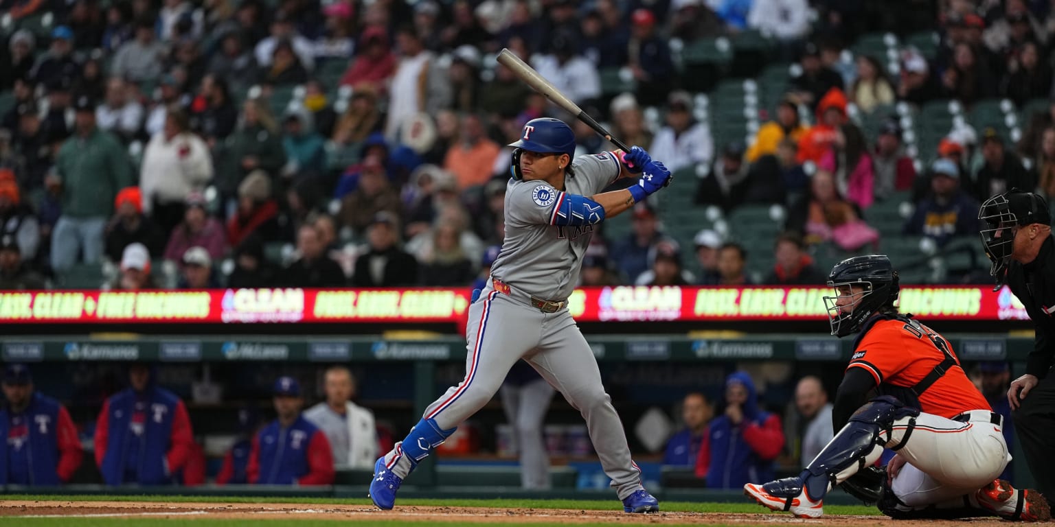 Doble clave de Osuna en la octava impulsa a los Rangers en Detroit