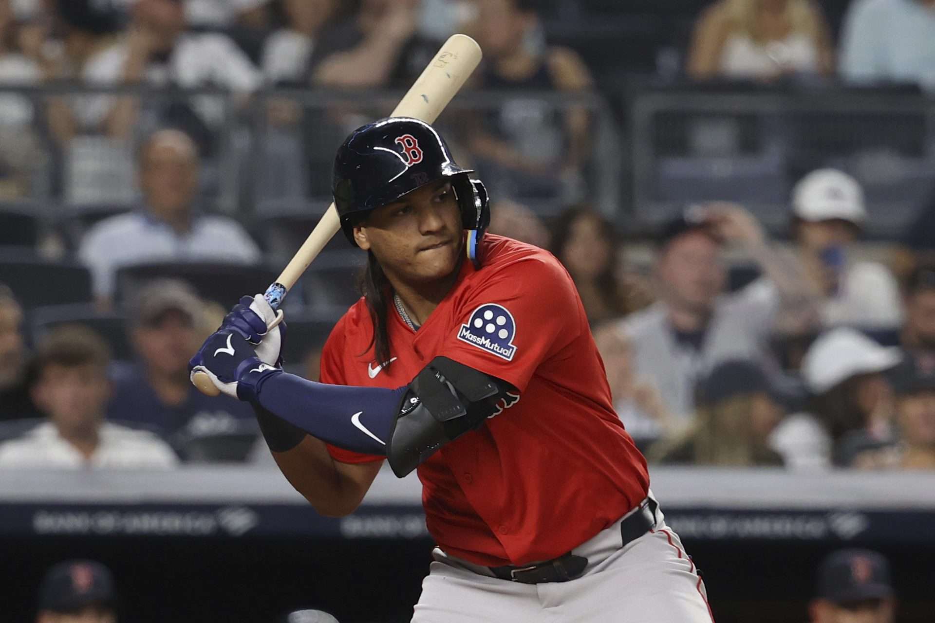 Jhostynxon García llega a Pittsburgh en cambio múltiple con Boston