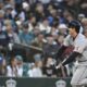 DeLauter debuta con dos jonrones para impulsar a Guardianes en Seattle 