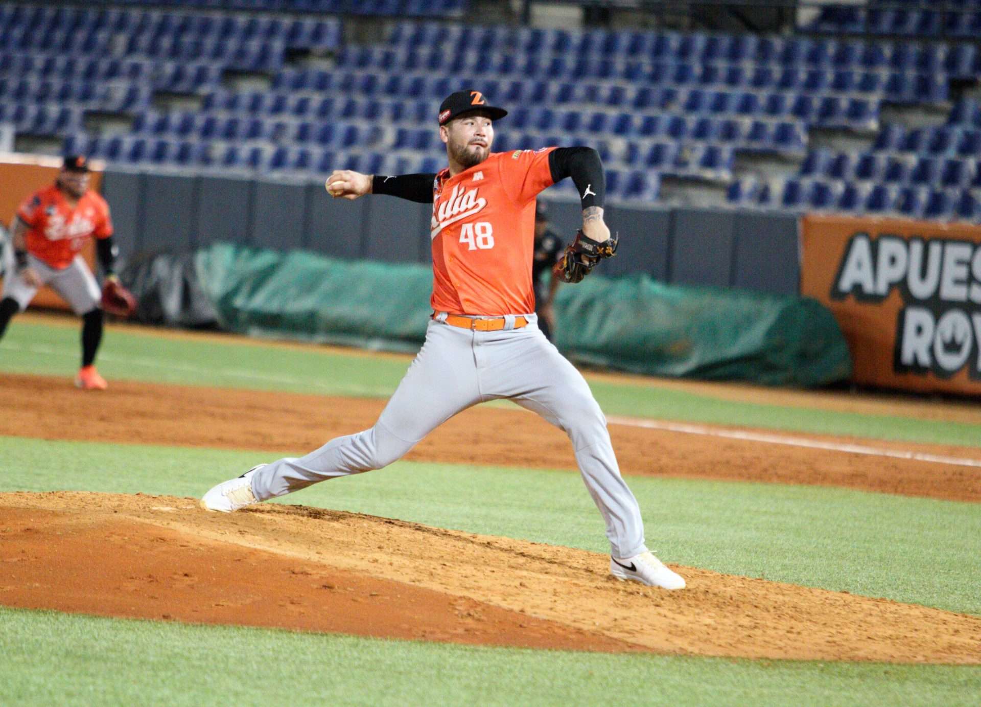 Aguilas sostienen el liderato tras barrer a Bravos