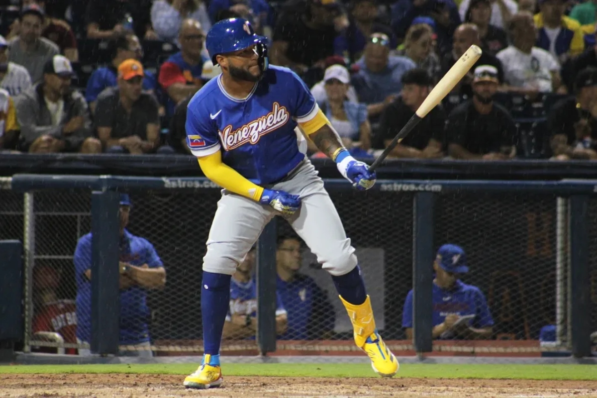 Un pelotazo saca a Jackson Chourio del lineup de Venezuela y Milwaukee hace una llamada 
