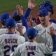 Cubs vencen a Brewers y siguen con vida en playoffs