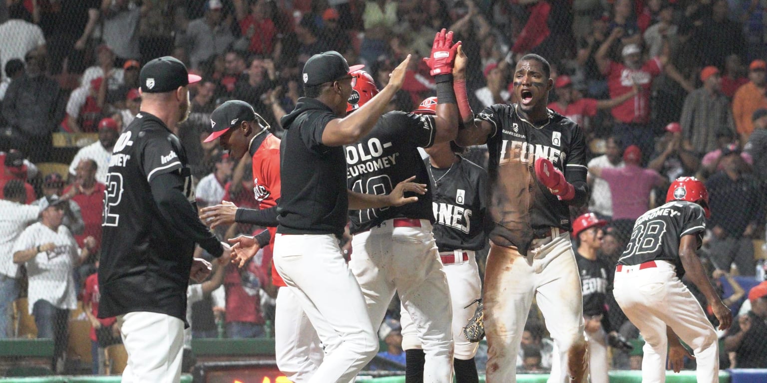 Con remontada en la octava, Leones dan primer golpe vs. Toros en la Serie Final