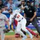 Dodgers comienzan defensa del título con pie derecho