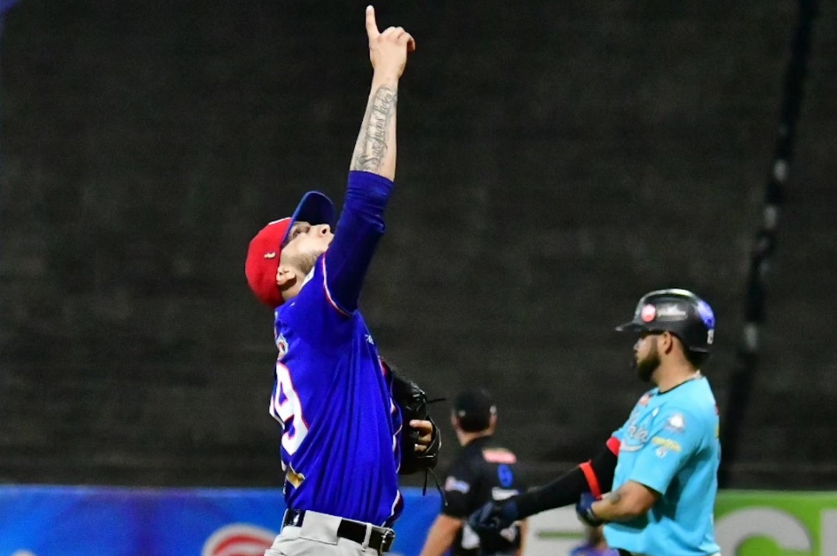 Jesús Pirela se uniforma con Tiburones y el bullpen de La Guaira toma otra cara Jesús Pirela se uniforma con Tiburones y el bullpen de La Guaira toma otra cara
