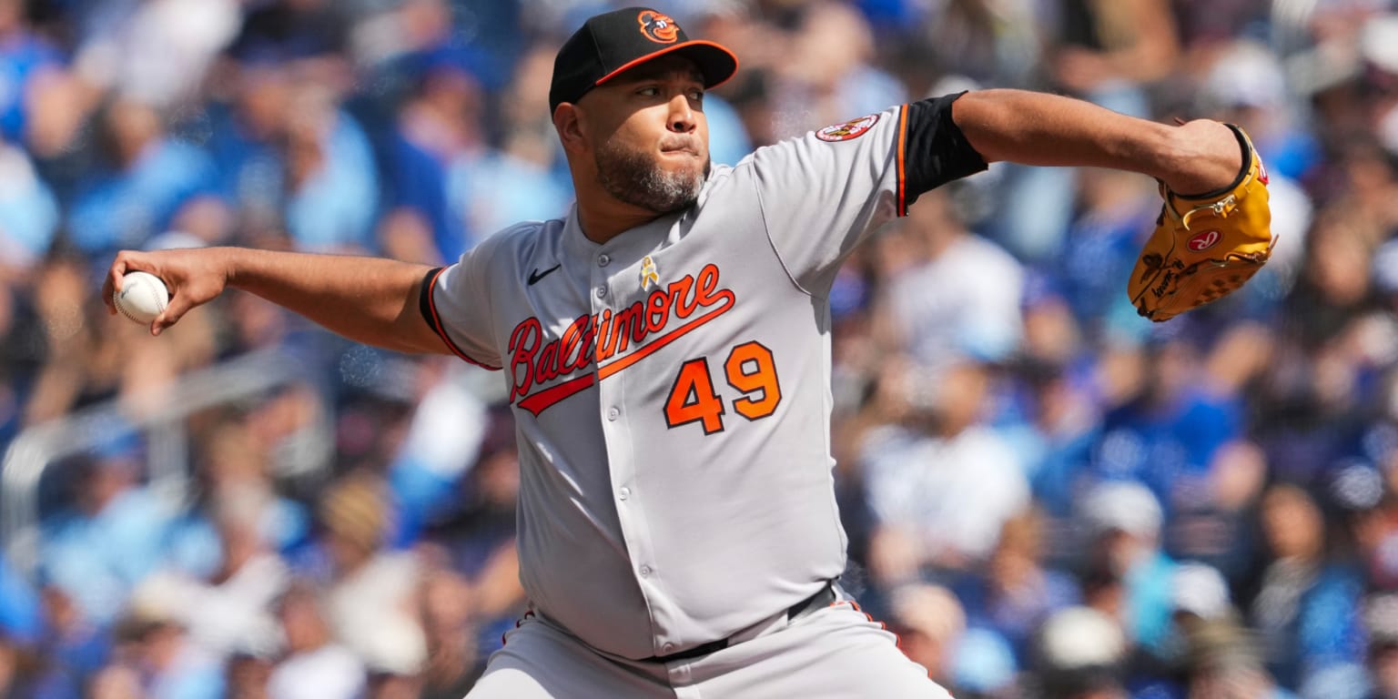 Orioles traen de regreso al derecho Albert Suárez con contrato de liga menor