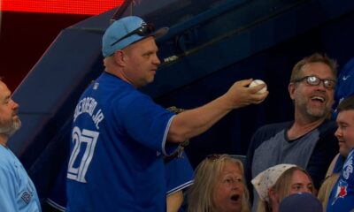 ¡No uno, sino DOS! Este fan de los Azulejos fue un imán para las pelotas en Toronto