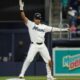 Javier Sanoja inicia su defensa del Guante de Oro con una tarde impecable Javier Sanoja inicia su defensa del Guante de Oro con una tarde impecable