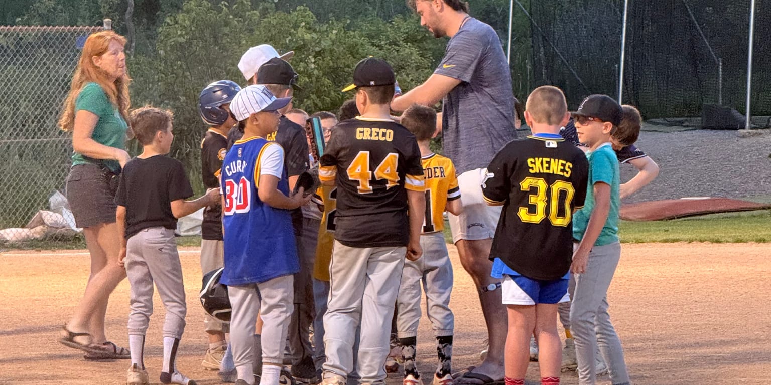 Skenes pasó un rato inolvidable con un grupo de Pequeñas Ligas en Pittsburgh