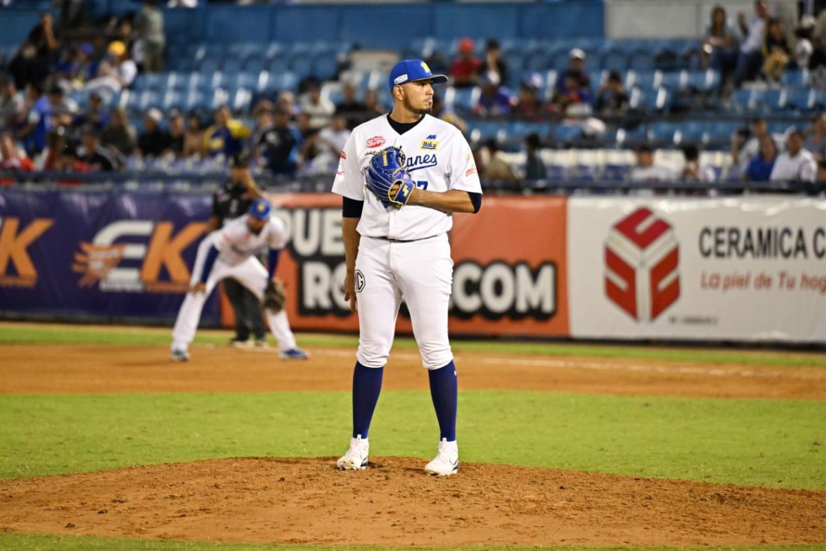 Enderson Franco salva otro juego y repite lo hecho con el Magallanes en el 2022