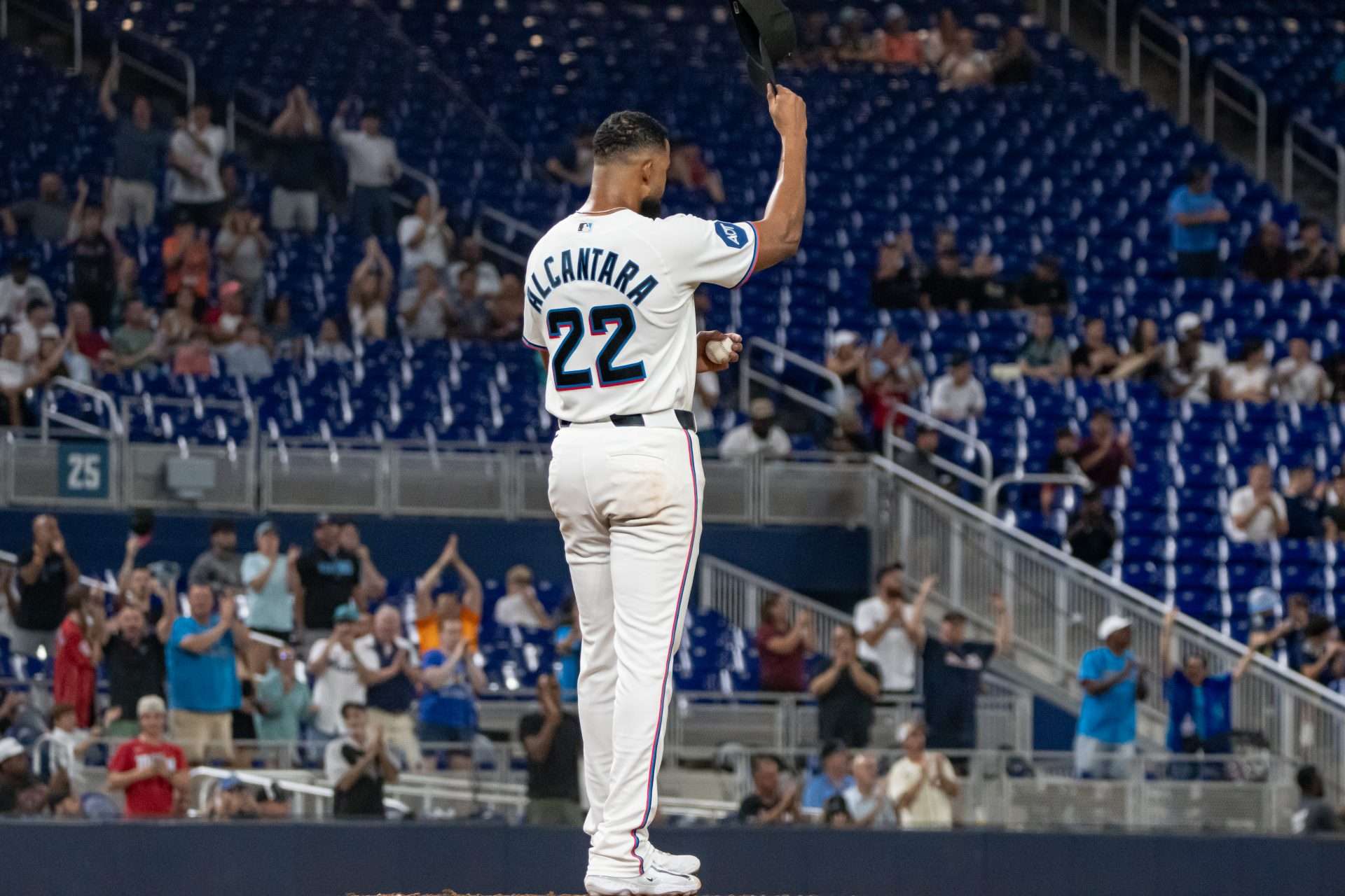 Sandy Alcántara hizo historia en Miami