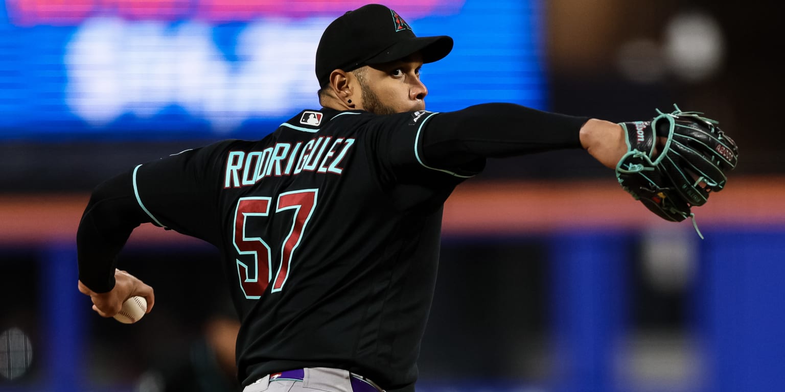 Rodríguez domina y D-backs estallan tarde para ganar la serie en Queens