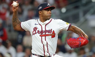 Raisel Iglesias seguirá en los Bravos tras firmar por un año y US millones