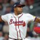 Raisel Iglesias seguirá en los Bravos tras firmar por un año y US millones