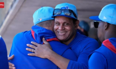 VIDEO: Sammy Sosa regresa de uniforme al dugout de Cubs
